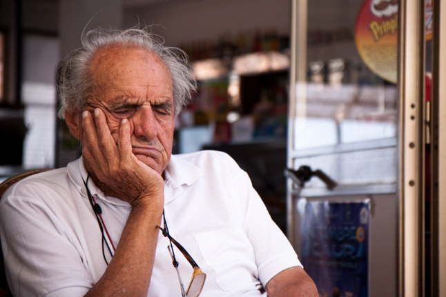 Ways to strengthen senior immunity: elderly man sleeping